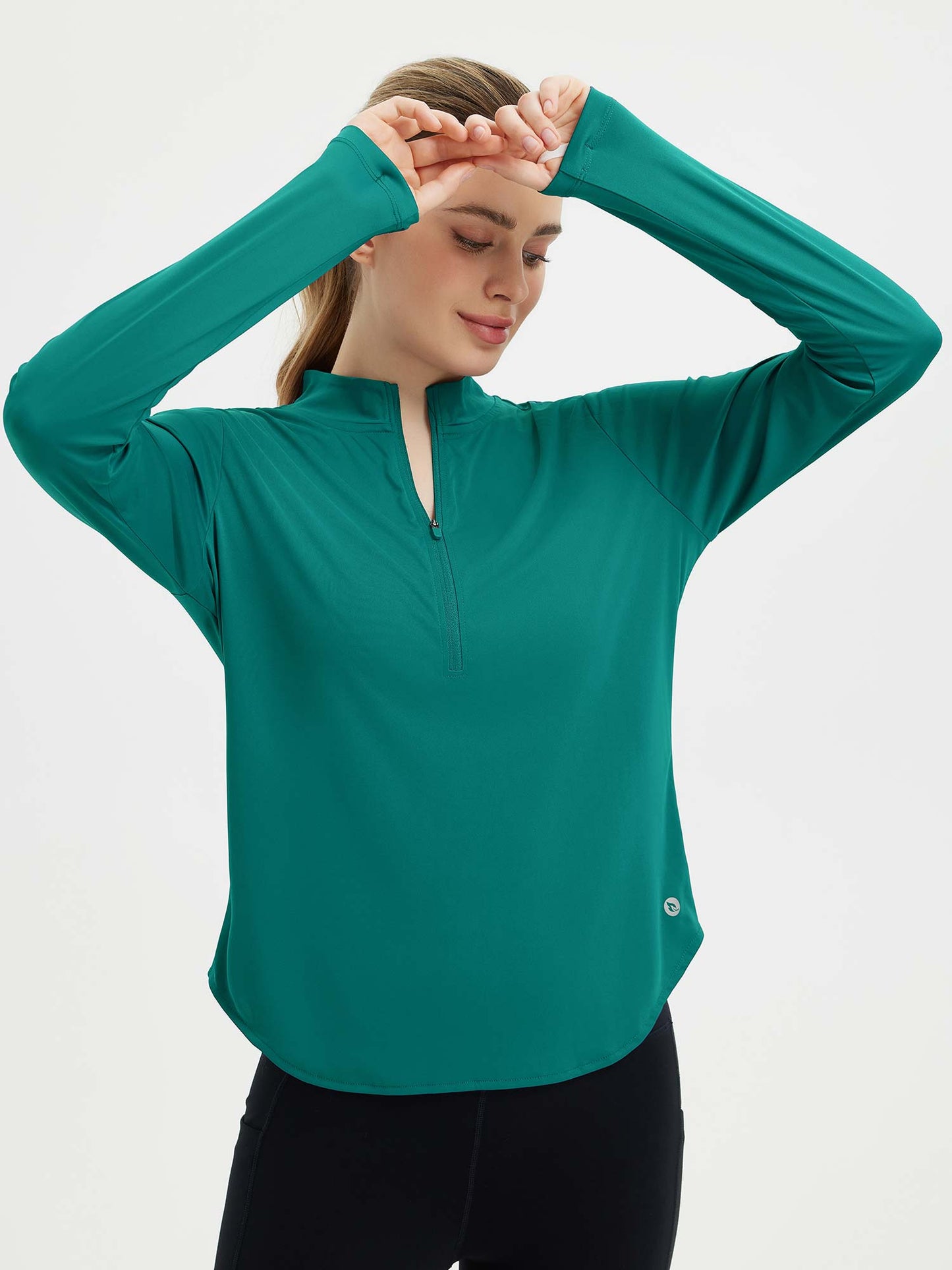Damebluse med lange ærmer, afrundet kant, tommelhuller