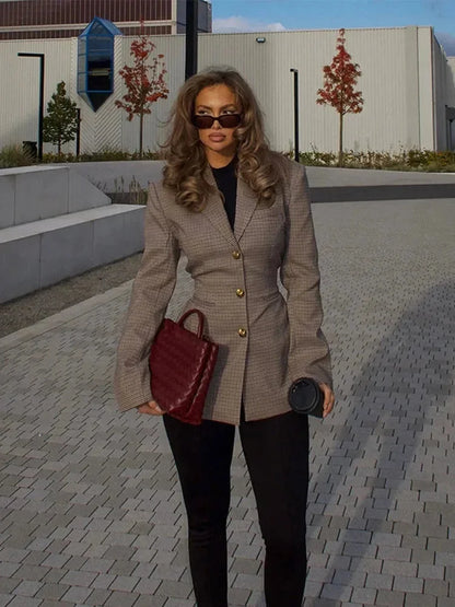 Blazer de mujer para otoño de cuadros con botones dorados y corte entallado