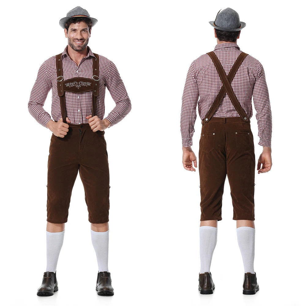 Uomo in abbigliamento tradizionale bavarese, indossa lederhosen marroni, camicia a quadri rossi, cappello grigio e calze bianche, fronte e retro.