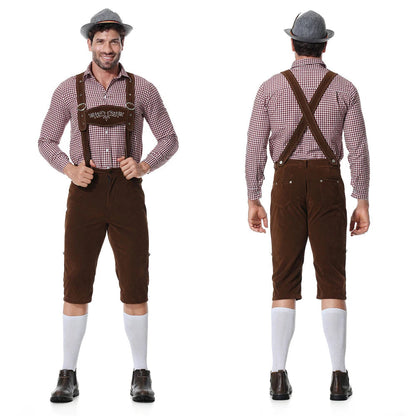 Uomo in abbigliamento tradizionale bavarese, indossa lederhosen marroni, camicia a quadri rossi, cappello grigio e calze bianche, fronte e retro.