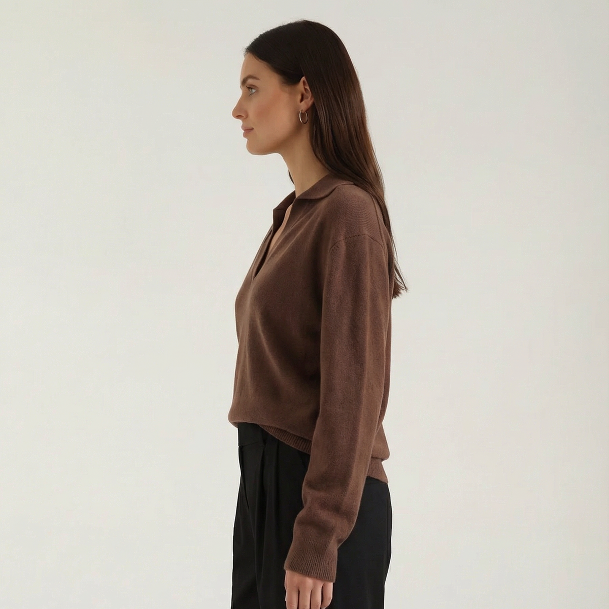 Ensfarvet poloshirt til kvinder med V-udskæring og lange ærmer.
