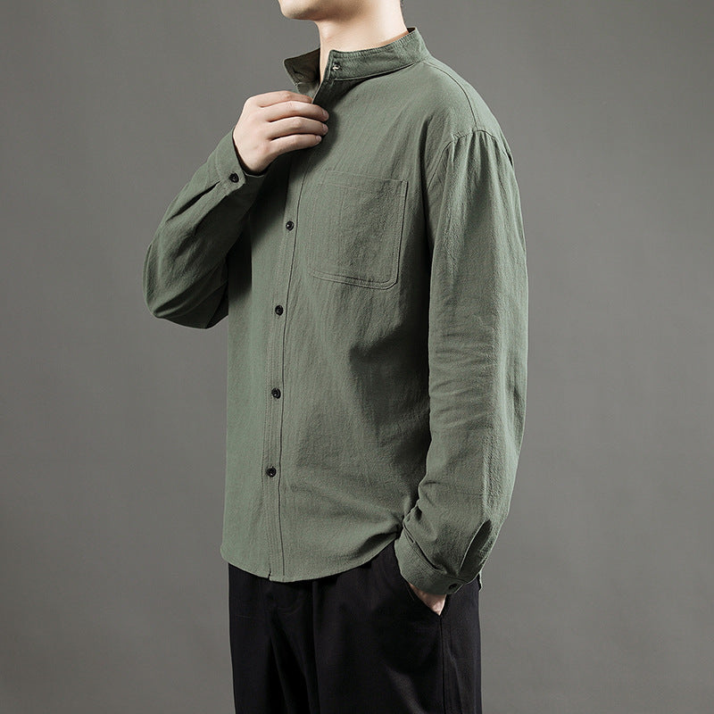 Camisa blanca de lino para hombre, ideal para el verano, de corte cómodo y tejido ligero.