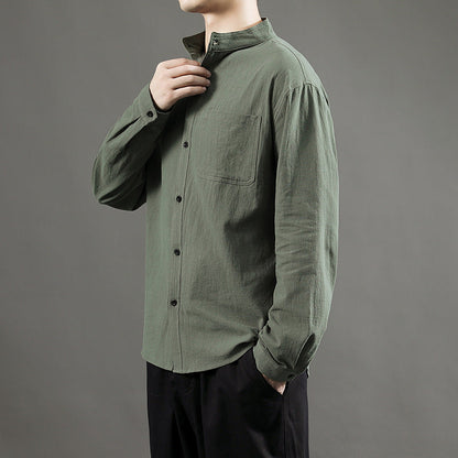 Camisa blanca de lino para hombre, ideal para el verano, de corte cómodo y tejido ligero.