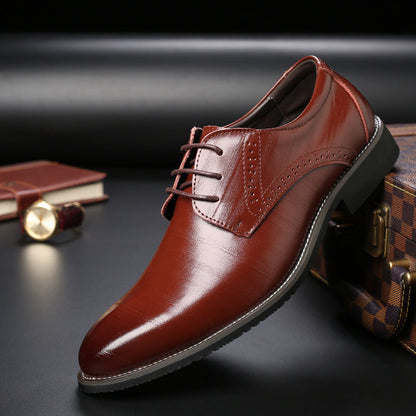 Scarpa elegante da uomo in pelle marrone lucida, con lacci e dettagli brogue, su sfondo nero. Ideale per abbigliamento formale e business.