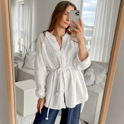 Camisa de mujer blanca de manga larga con cuello mao y cintura con cinturón