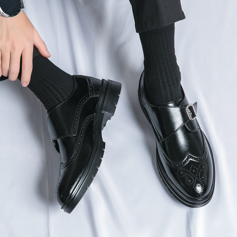 Scarpe eleganti uomo in pelle nera con fibbia, calzini neri, su sfondo bianco. Design classico, moda maschile, calzature formali.