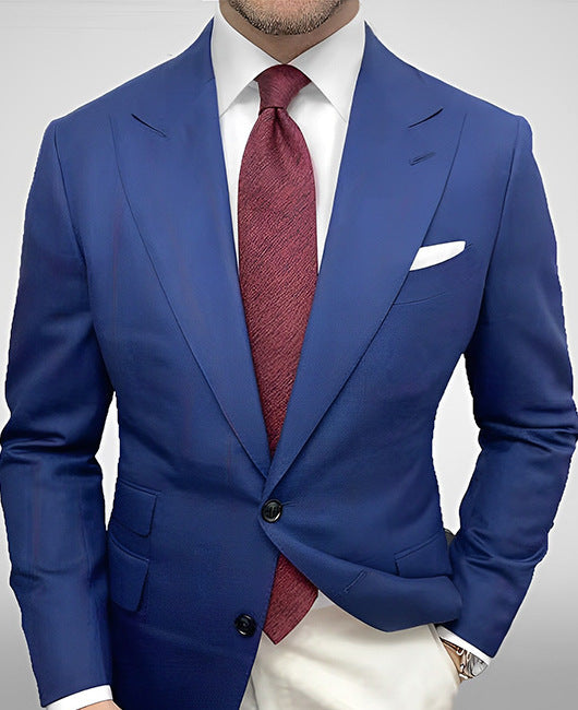 Uomo in elegante abito blu con cravatta rossa e camicia bianca, moda maschile, stile formale, abbigliamento da ufficio, tendenza sartoriale.