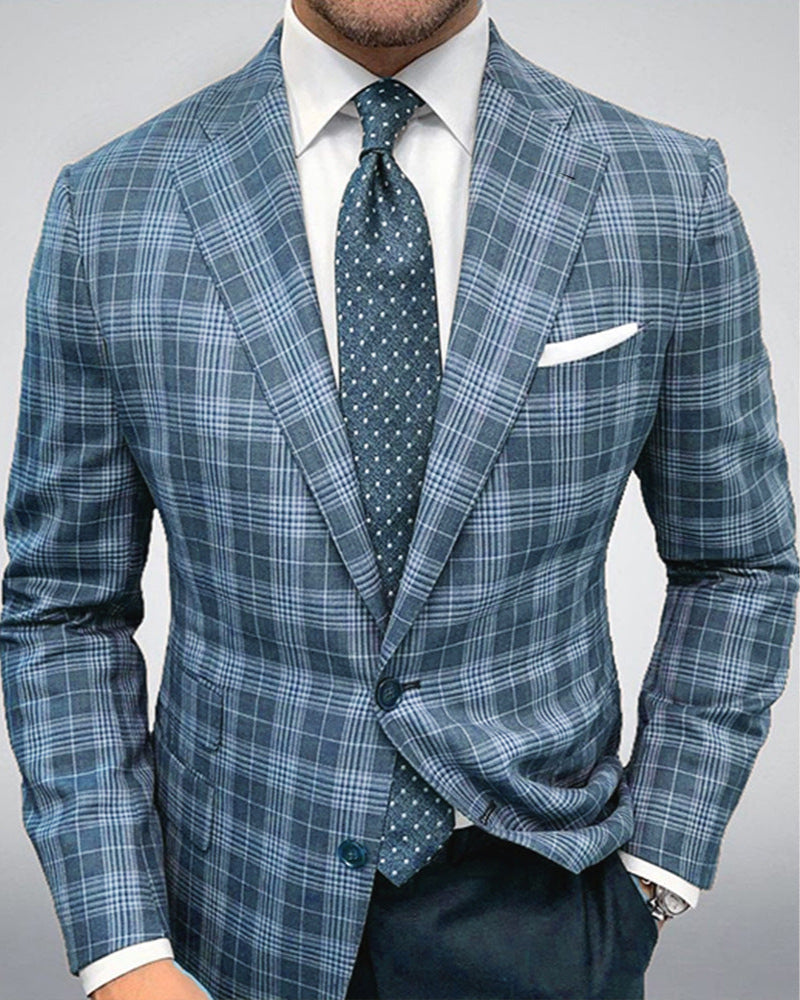 Uomo in abito a quadri blu, camicia bianca e cravatta blu a pois. Moda maschile elegante, abbigliamento formale, stile classico.
