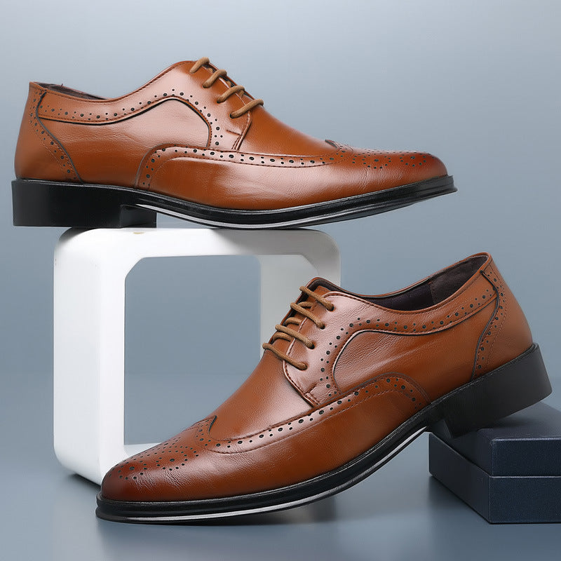 Scarpe eleganti uomo in pelle marrone, stile brogue, con dettagli traforati, suola nera. Scarpe formali per ufficio o eventi speciali.