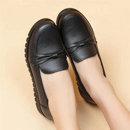 Mocasines bajos de punta redonda con diseño de un solo color