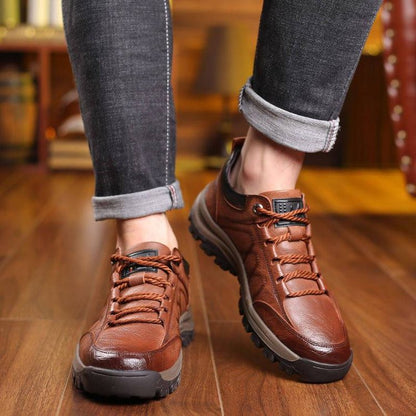 Zapatos de senderismo para hombre con cordones, suela de goma y diseño robusto.
