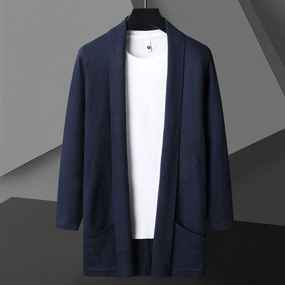 Cardigan blu scuro da uomo su gruccia, con maglietta bianca sotto. Moda maschile elegante, abbigliamento casual, stile minimalista.