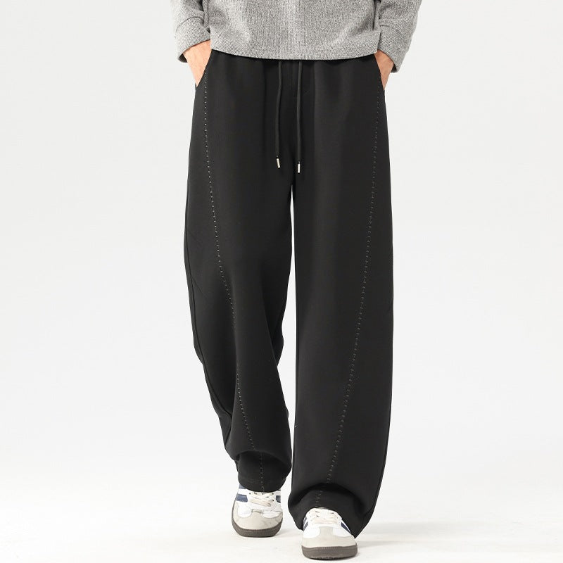Herre-sweatpants med brede ben og løs pasform, elastik i taljen, snøre og sidelommer.
