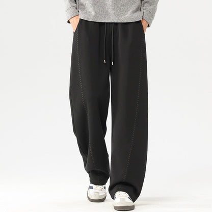 Herre-sweatpants med brede ben og løs pasform, elastik i taljen, snøre og sidelommer.