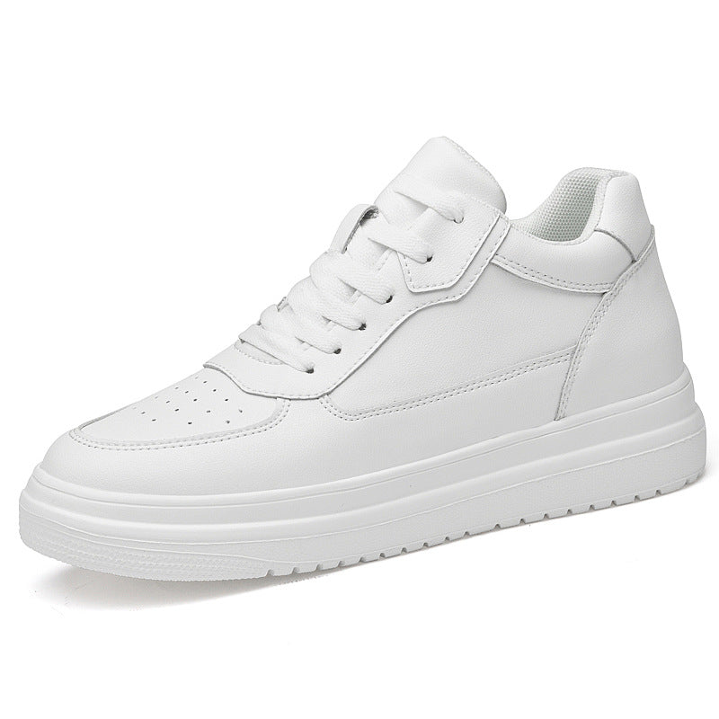 Zapatillas deportivas blancas para hombre con elevación interna, costuras en contraste y cierre con cordones.
