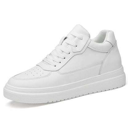 Zapatillas deportivas blancas para hombre con elevación interna, costuras en contraste y cierre con cordones.