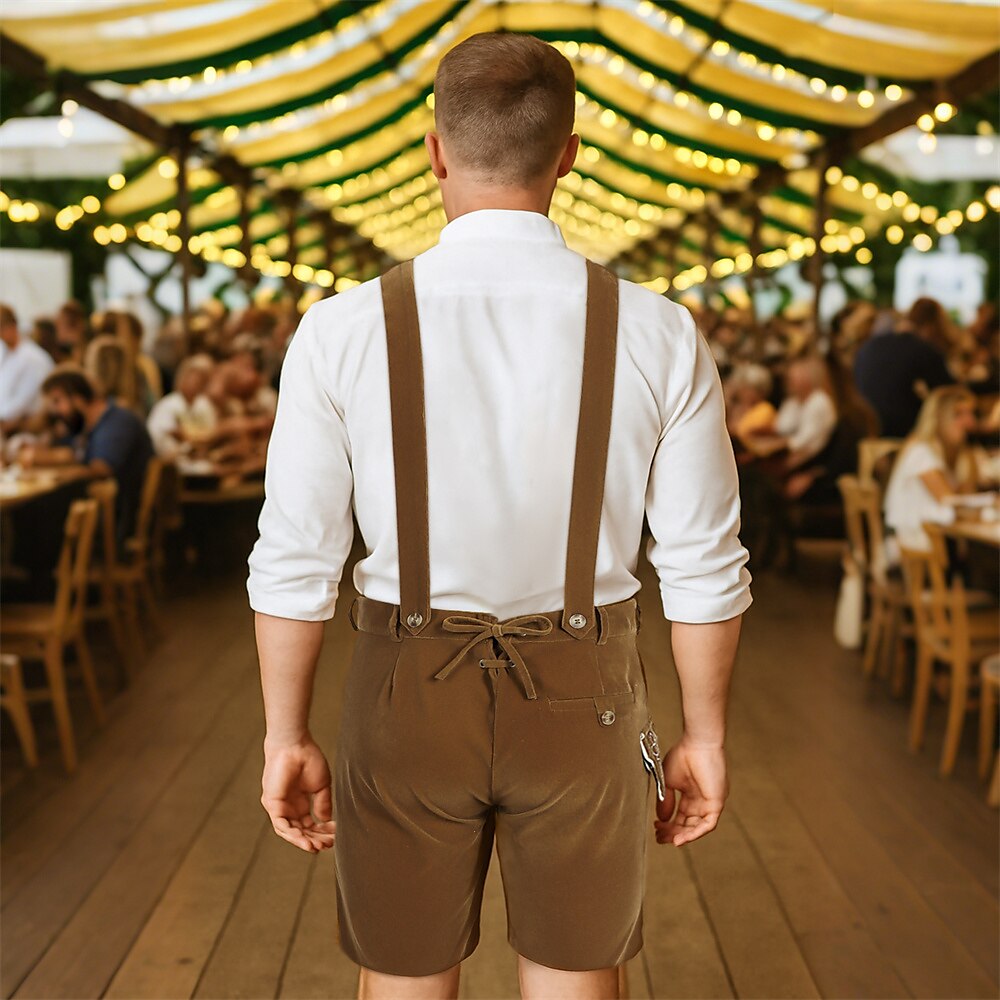 Uomo in abbigliamento tradizionale bavarese, con camicia bianca e lederhosen marroni, in una birreria affollata durante l'Oktoberfest.