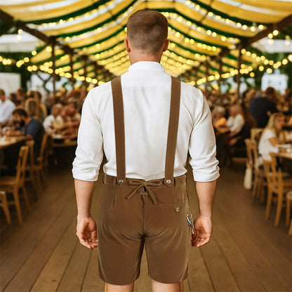 Uomo in abbigliamento tradizionale bavarese, con camicia bianca e lederhosen marroni, in una birreria affollata durante l'Oktoberfest.