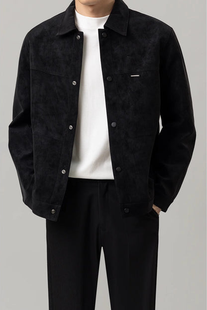 Giacca nera da uomo in stile casual, abbinata a maglietta bianca e pantaloni neri. Moda maschile elegante e moderna, abbigliamento autunnale.