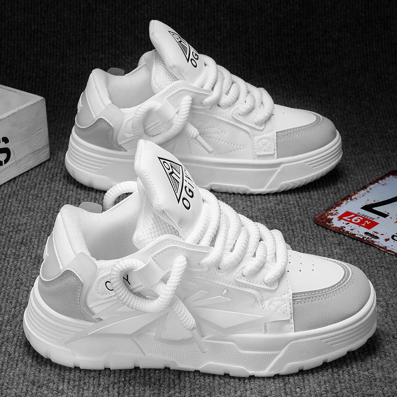 Scarpe da ginnastica bianche unisex su sfondo grigio, design moderno con suola spessa e dettagli in pelle, ideali per moda casual e sportiva.