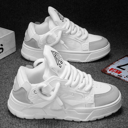 Scarpe da ginnastica bianche unisex su sfondo grigio, design moderno con suola spessa e dettagli in pelle, ideali per moda casual e sportiva.