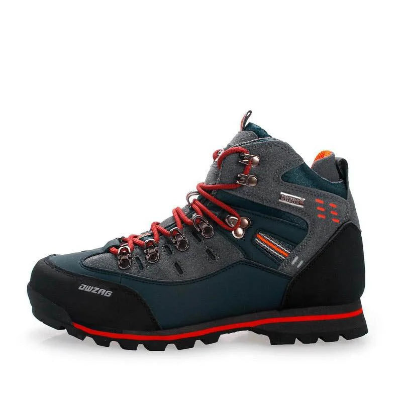 Scarponcino da trekking grigio e nero con lacci rossi, suola antiscivolo e dettagli arancioni. Ideale per escursioni in montagna e attività outdoor.