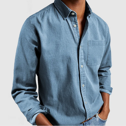 Camicia di jeans uomo, maniche lunghe, taschino frontale, stile casual. Ideale per moda maschile, abbigliamento denim, look quotidiano.