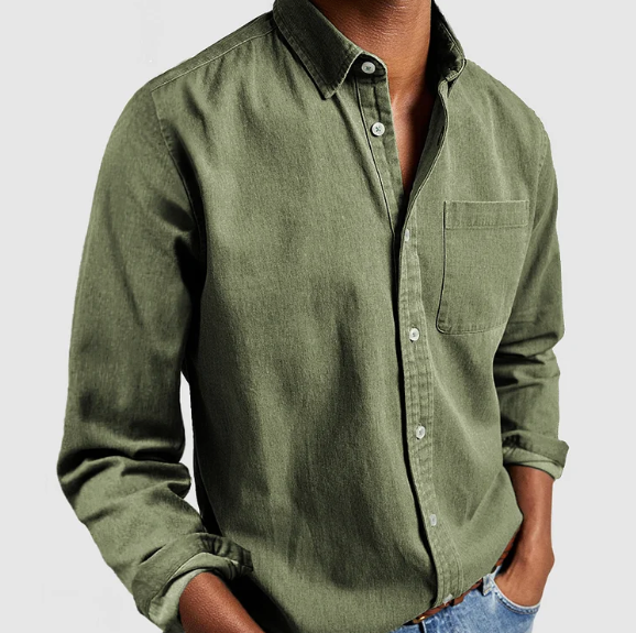 Camicia verde oliva da uomo in cotone, maniche lunghe, con taschino, abbinata a jeans. Stile casual elegante, moda maschile contemporanea.