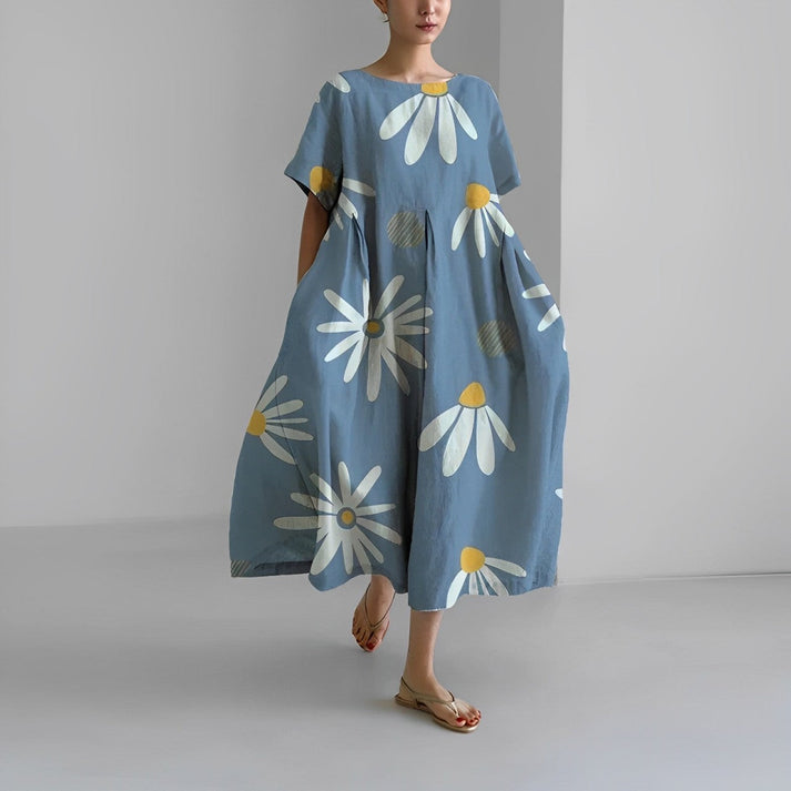 Abito lungo estivo donna, blu con stampa margherite bianche e gialle, maniche corte, stile casual, perfetto per moda estiva e look rilassato.