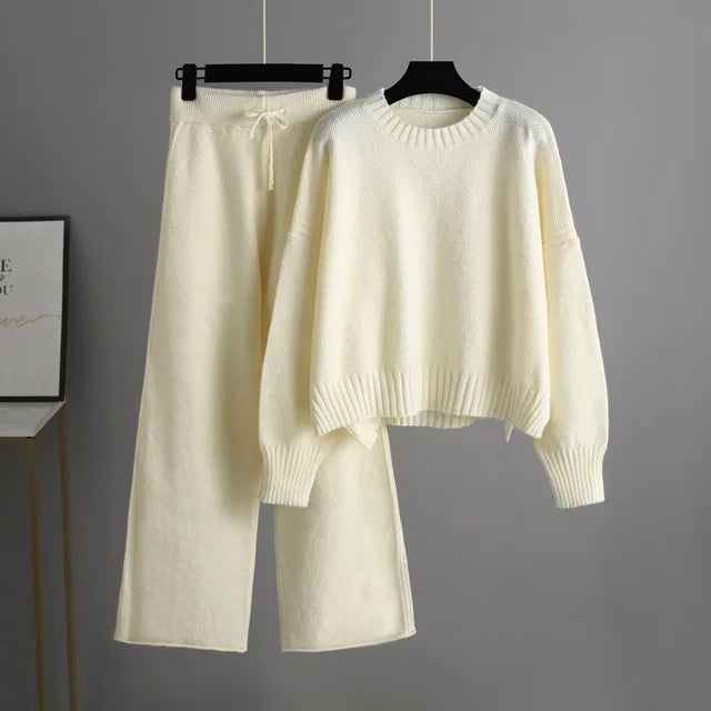 Completo maglia donna bianco crema, maglione a maniche lunghe e pantaloni larghi, abbigliamento casual elegante, moda autunno inverno.
