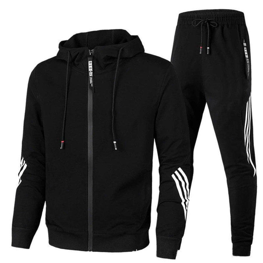 Tuta sportiva nera da uomo con cappuccio, zip frontale e pantaloni con strisce bianche. Abbigliamento casual, moda fitness, stile urbano.