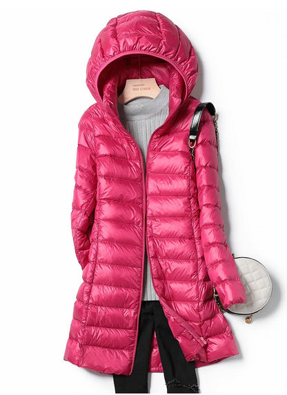 Giacca invernale donna rosa con cappuccio, imbottita e trapuntata, su sfondo bianco. Moda femminile, abbigliamento caldo, stile casual.