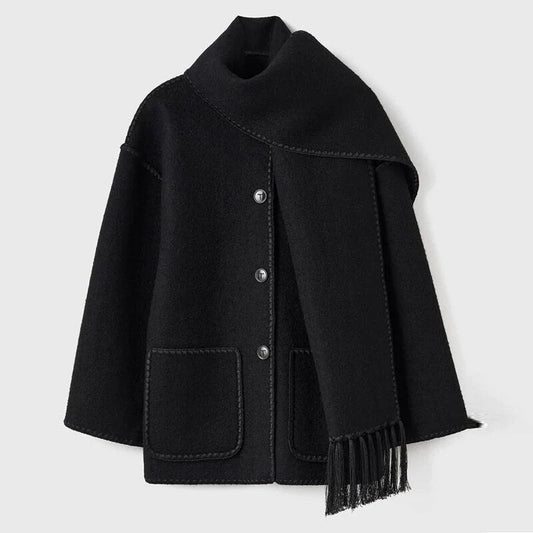 Cappotto nero elegante con sciarpa abbinata, bottoni metallici, tasche frontali, design moderno. Moda autunno inverno, abbigliamento donna.