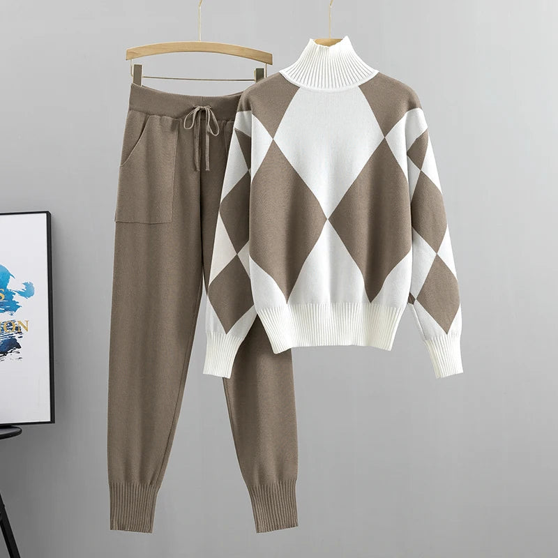Completo maglia donna beige e bianco a rombi, maglione a collo alto e pantaloni con tasche, moda autunno inverno, abbigliamento casual elegante.