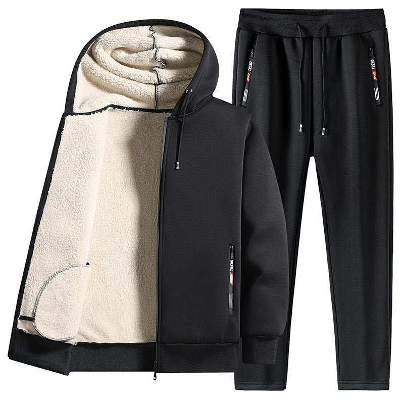 Tuta sportiva nera invernale con cappuccio, interno in pile, pantaloni con coulisse, tasche con zip. Abbigliamento caldo e comodo per uomo.