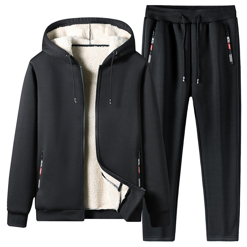 Tuta sportiva nera invernale con cappuccio, interno in pile, pantaloni con coulisse, tasche con zip. Abbigliamento casual caldo e comodo.