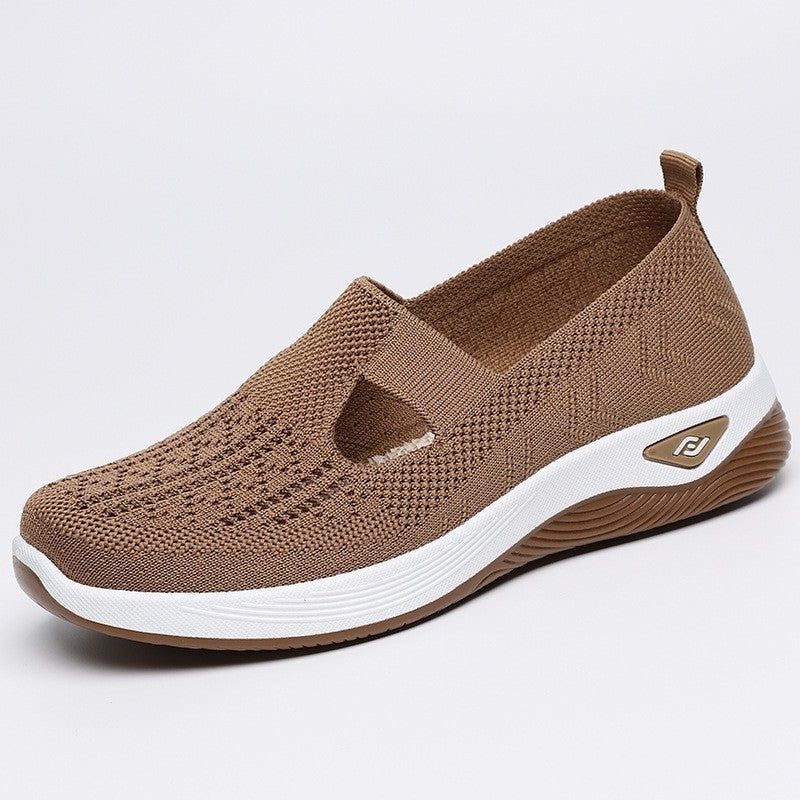 Scarpa da donna marrone in tessuto traspirante, suola bianca antiscivolo, design casual e confortevole, ideale per passeggiate e uso quotidiano.