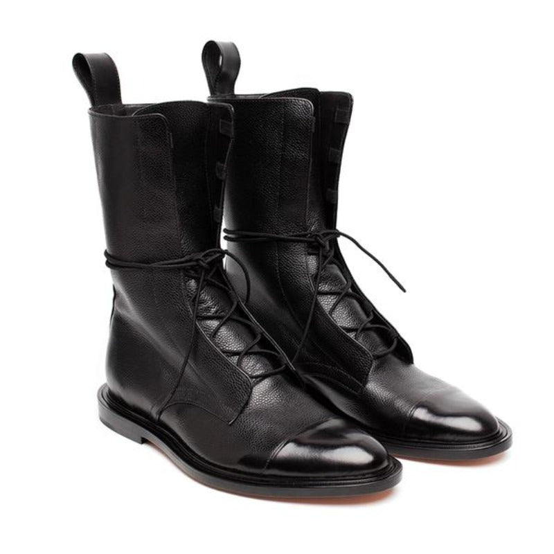 Stivali neri in pelle lucida con lacci, design elegante e moderno, suola in cuoio, ideali per moda uomo autunno-inverno.