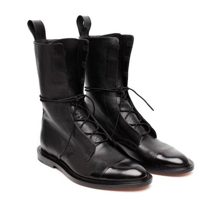 Stivali neri in pelle lucida con lacci, design elegante e moderno, suola in cuoio, ideali per moda uomo autunno-inverno.