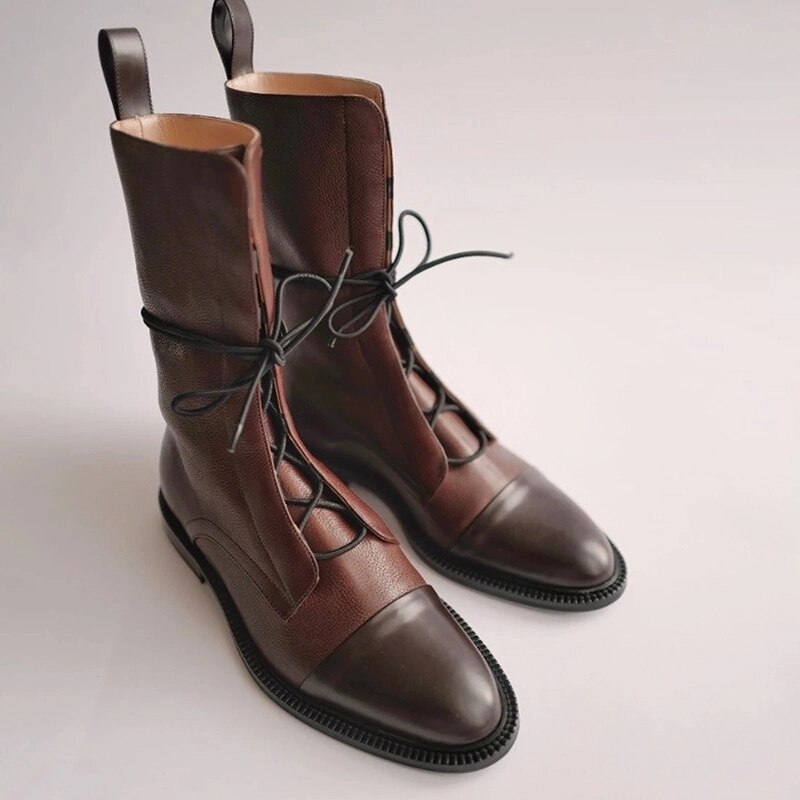 Stivali in pelle marrone scuro con lacci neri, design elegante e moderno, suola robusta. Scarpe autunnali di alta moda per uomo e donna.