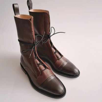 Stivali in pelle marrone scuro con lacci neri, design elegante e moderno, suola robusta. Scarpe autunnali di alta moda per uomo e donna.