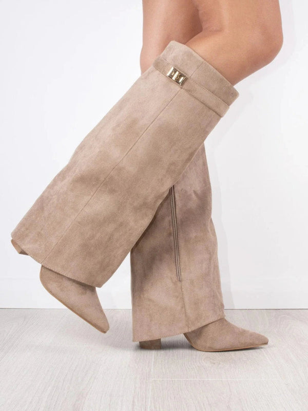 Stivali alti beige in pelle scamosciata con tacco basso e dettaglio dorato, moda autunno inverno, calzature eleganti donna.