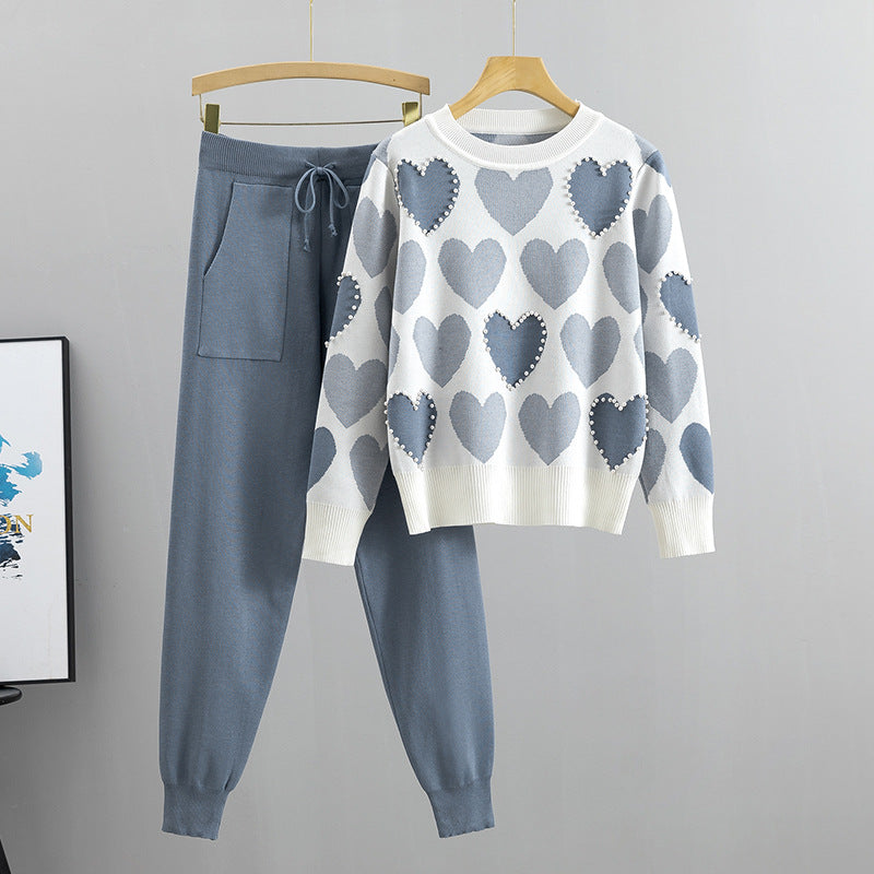 Set coordinato maglione e pantaloni blu e bianchi con cuori, abbigliamento casual donna, moda autunno inverno, outfit comodo e stiloso.