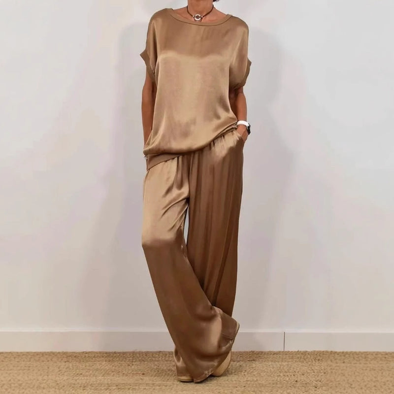 Completo donna in raso color bronzo, maniche corte, pantaloni larghi. Moda elegante, abbigliamento femminile, stile casual chic.