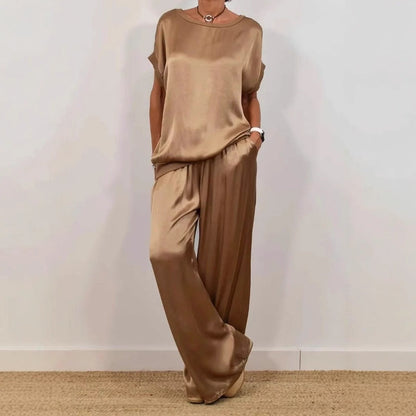 Completo donna in raso color bronzo, maniche corte, pantaloni larghi. Moda elegante, abbigliamento femminile, stile casual chic.