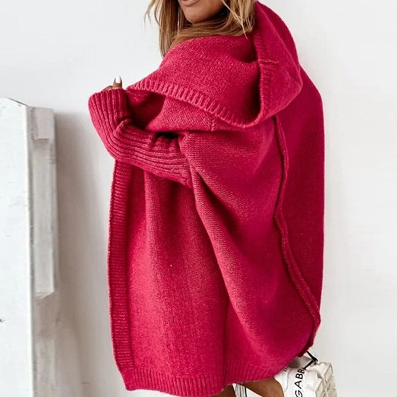 Donna con maglione oversize rosa, cappuccio, tessuto morbido. Moda autunnale, stile casual, abbigliamento femminile trendy.