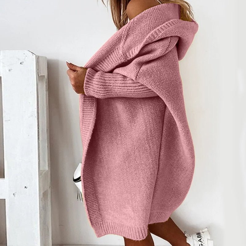 Donna con cardigan rosa oversize in maglia, stile casual autunnale, moda femminile, abbigliamento caldo e confortevole, tendenza moda 2023.
