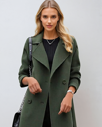 Donna con cappotto verde elegante, abito nero, borsa a tracolla nera. Moda autunnale, stile casual chic, tendenze abbigliamento femminile.