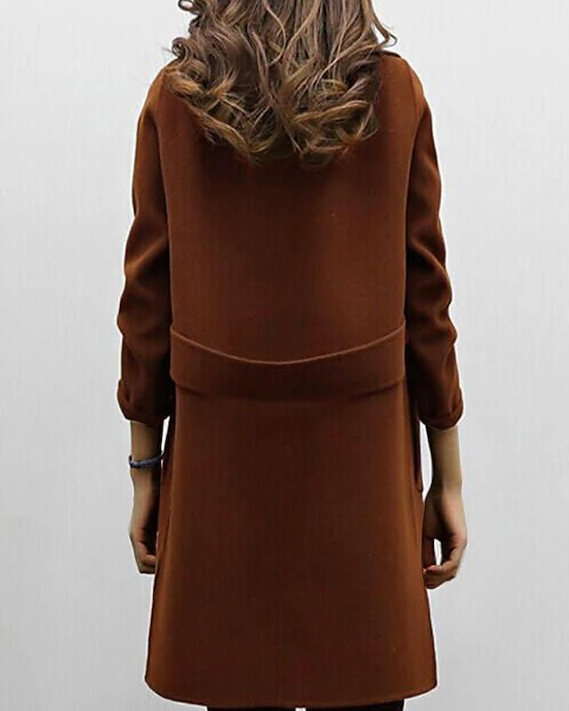 Donna con cappotto marrone elegante, vista posteriore. Moda autunnale, abbigliamento femminile, stile casual chic. Capelli mossi, lunghezza media.