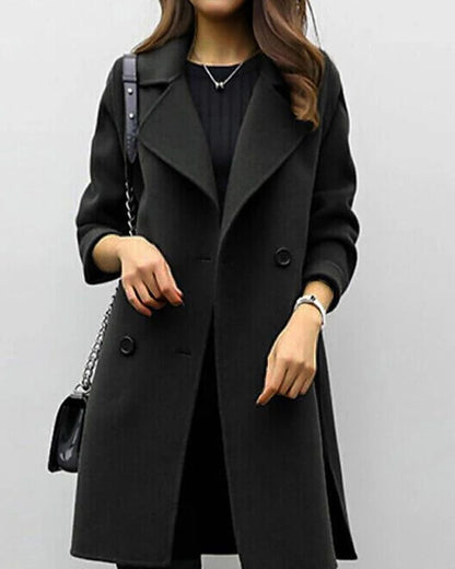 Donna con cappotto nero elegante, doppio petto, indossa abito nero, borsa a tracolla. Moda autunnale, stile chic, abbigliamento femminile.